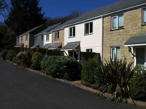 2 bedroom, dog friendly cottage 5 mins from beach