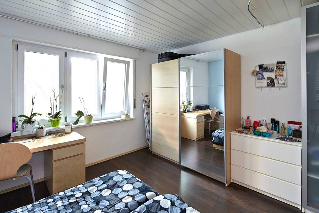 großes Schlafzimmer mit Schrank