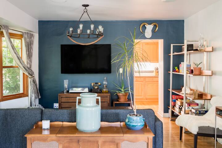 Golden Solarium – Entire Fremont Home w/ AC & Gym gallery image 4