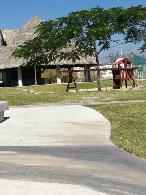 Palapa grande para eventos con juegos infantiles