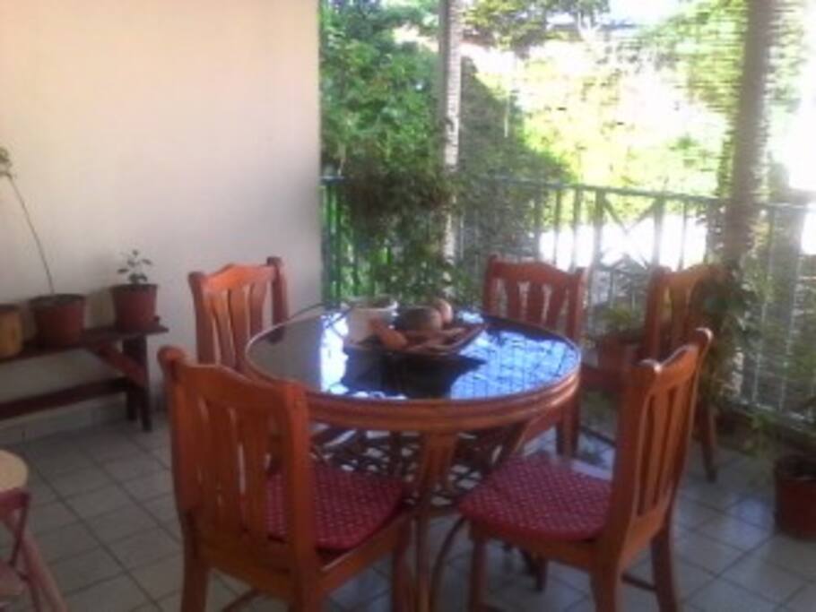 Terrasse aérée pour lire, travailler, fumer, manger...