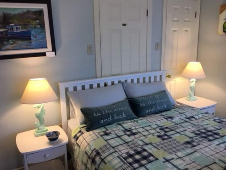 Nuovo letto matrimoniale, materasso, biancheria da letto, tavolini e lampade. Materasso e copricuscini di alta qualità. Potete sdraiarvi a letto e ammirare l'oceano. Apri la finestra riparata e ascolta i suoni rilassanti del surf sull'oceano per farti addormentare.