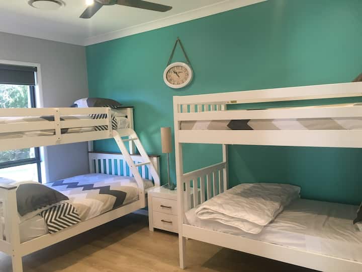 Tri postele a poschodová posteľ