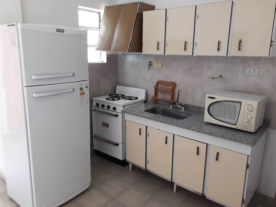 Cocina equipada con utensilios para 5 personas.