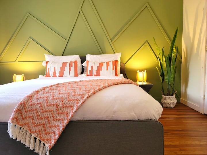 לישון כמו בני מלוכה בקומה השנייה שלנו: להירגע במיטת קינג סייז מרווחת שלנו עם קיר תכונה יפה ונופים מדהימים.