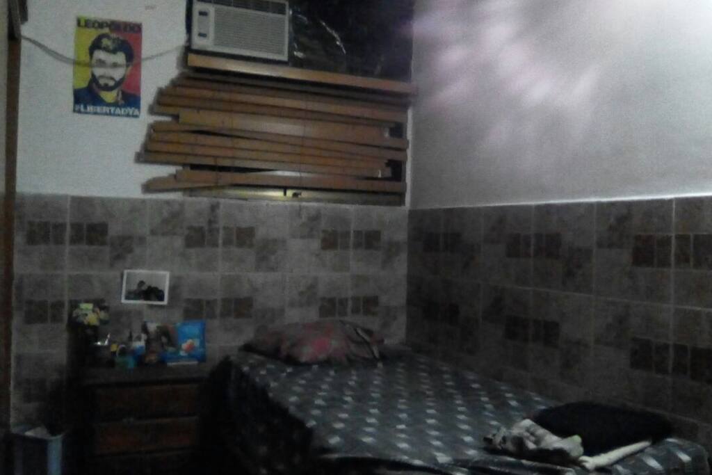 Cuarto principal para huéspedes incluye: Aíre acondicionado, sofá - cama, computadora con internet, wifi, televisor con cable, armario.