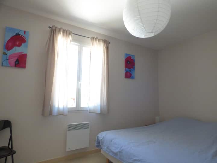 带卫生间的卧室
