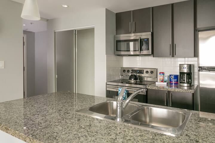 Outstanding views! Free parking.pool A/C Licensed gallery image 5