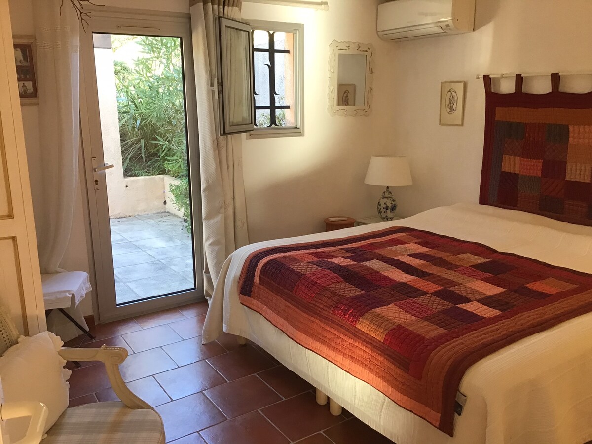 غرفة نوم مزدوجة ( سريران 80 سم × 200 سم ) مكيفة الهواء في الطابق الأرضي وتطل على الفناء