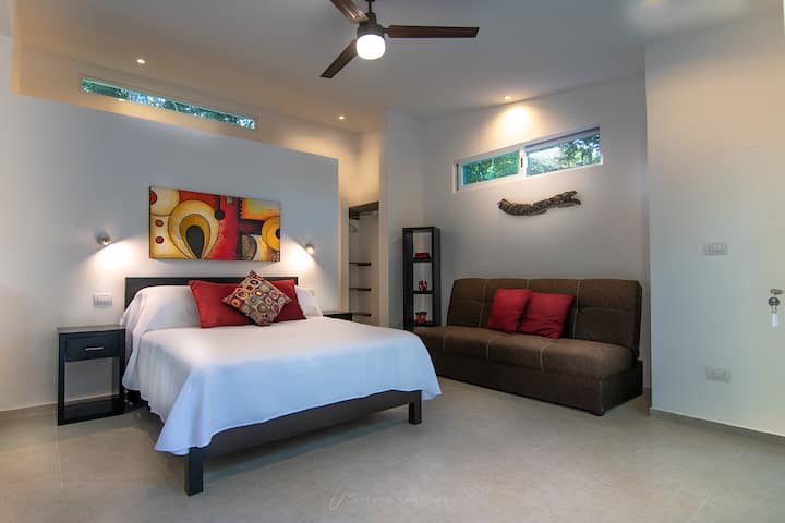 Queensize bed en slaapbank