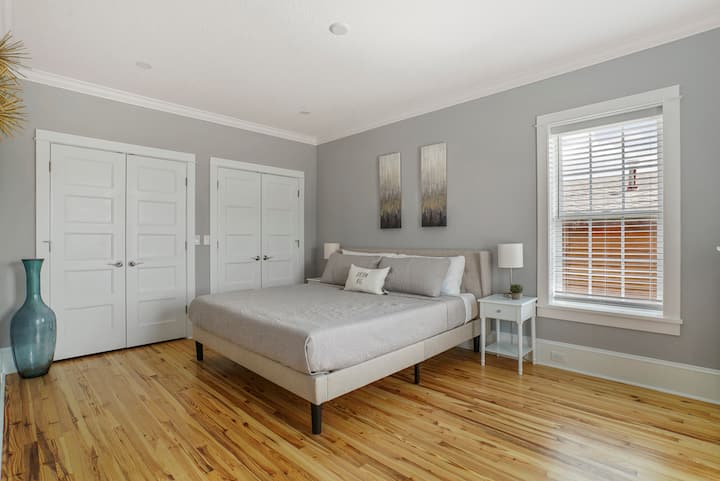 加大双人床，适合加大双人床和双人床。