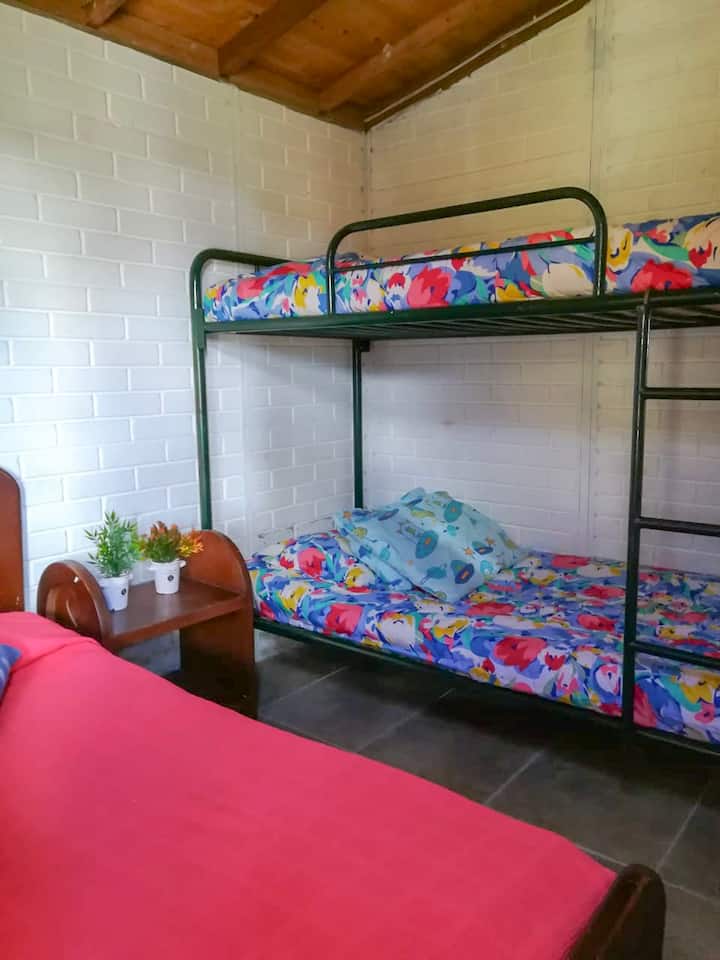 Segundo dormitorio con armario