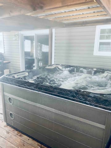 Spacious 5 bedroom retreat HotTub&ATV trail access