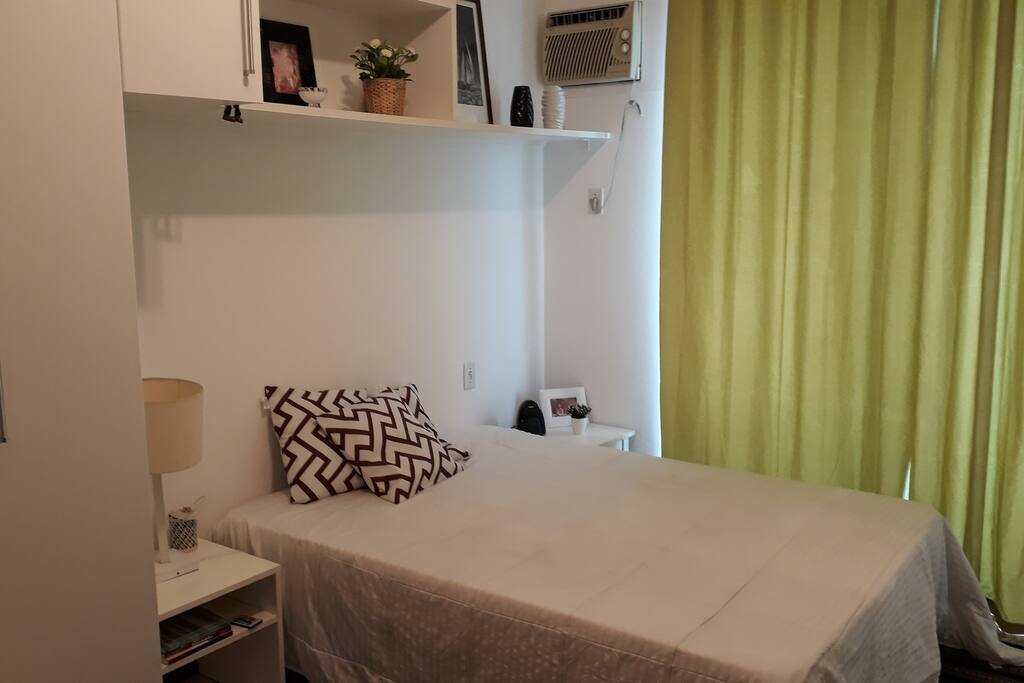 Suíte com cama de casal.