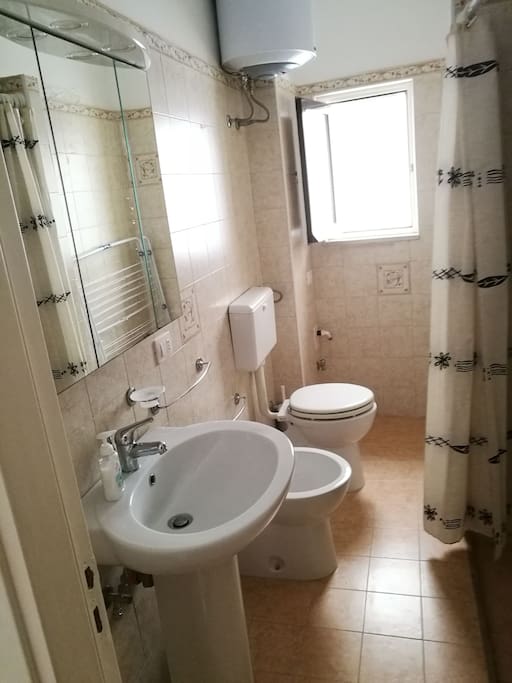 Bagno con doccia.
