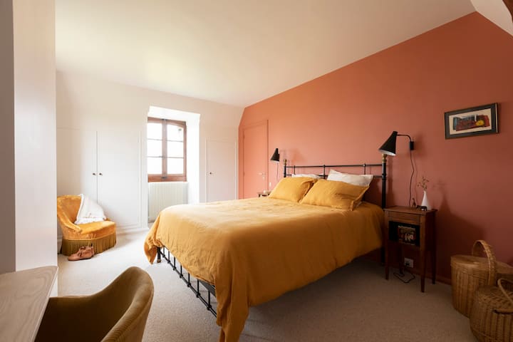 Chambre Rouge (#4) - The smallest but cozyest in the house. No private bathroom . Sdb shared with the Dorm room