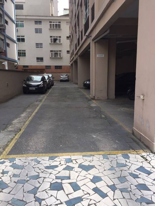 Além da garagem coletiva, o apto tem uma garagem exclusiva, privativa e coberta