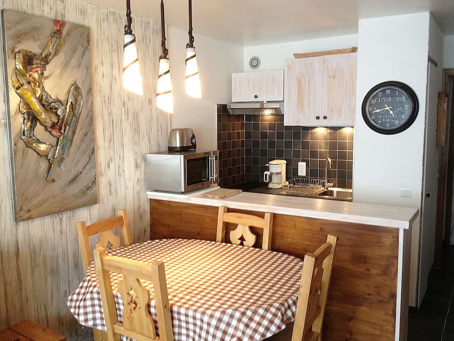 Coin Repas avec cuisine et Bar.