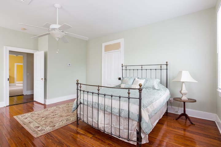 Მთავარი საძინებელი ხედით სხვა ოთახებზე