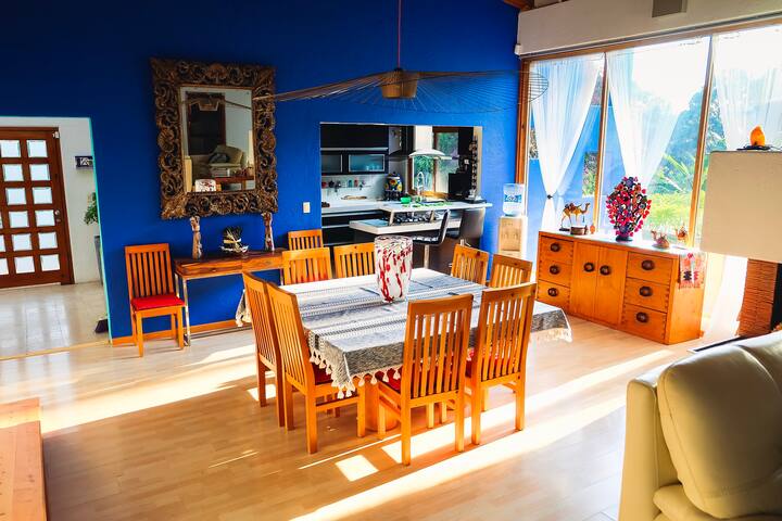 Casa design luminosa en medio natural con alberca