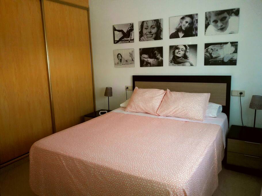 Dormitorio espacioso con cama de matrimonio y almohadas de 150 cm y 70 cm