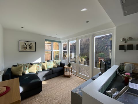 Garden Flat - Mount Tabor House, Perth.