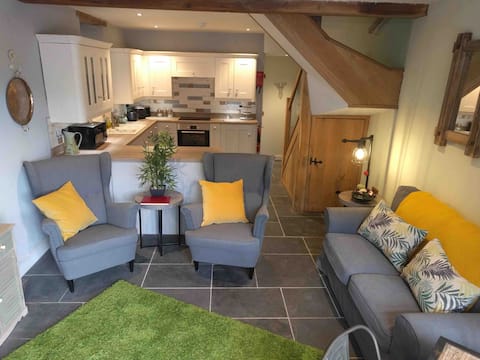 Ain House Cartshed Sleeps 4 Pets welcome Hot Tub