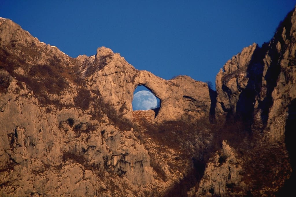 Evento unico al mondo!!!
la Luna vista attraverso il "Monte Forato"