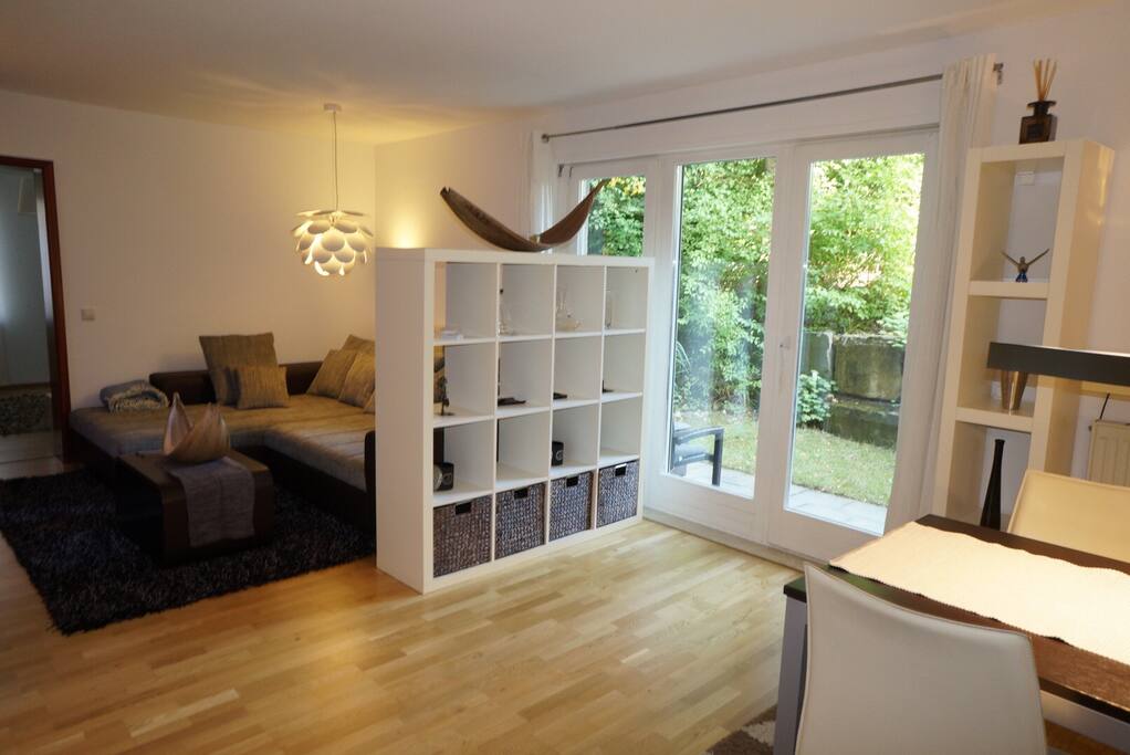 Was und Wohnzimmer mit Blick auf Terrasse