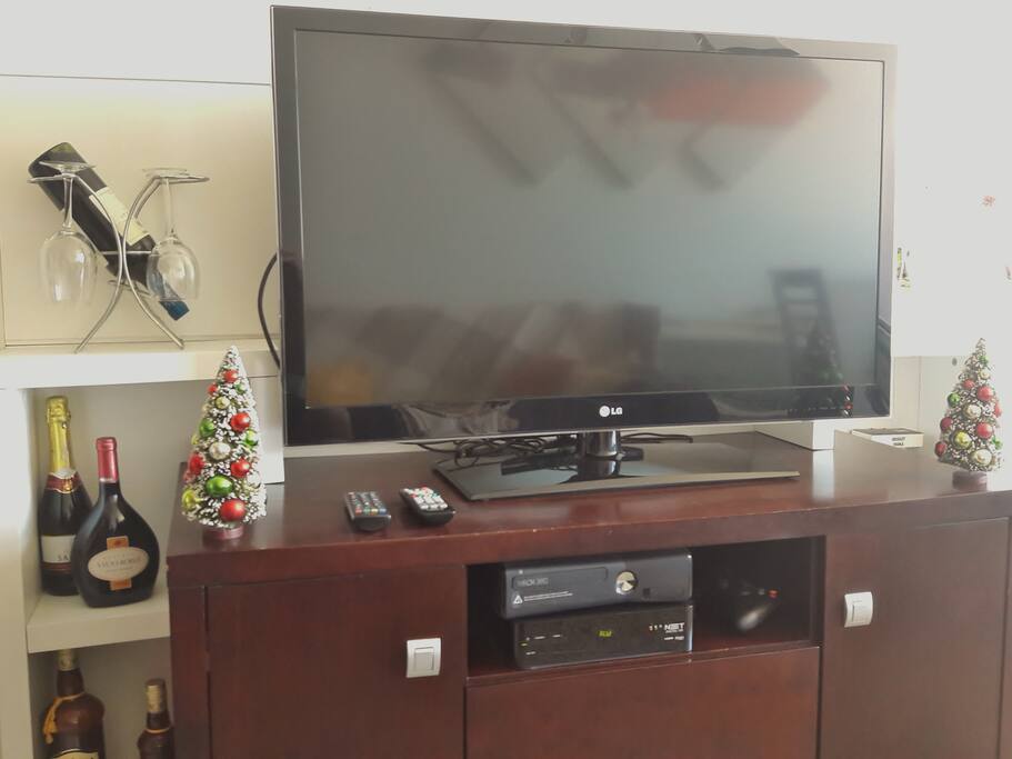 TV 50" com TV à cabo
