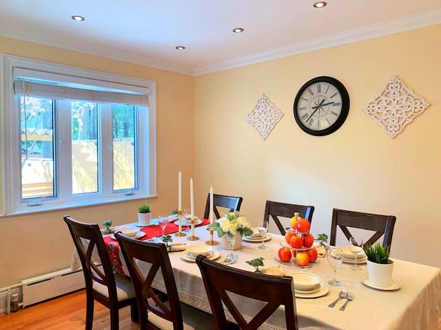 A cozy house- walking distant to High Park &subway gallery image 3