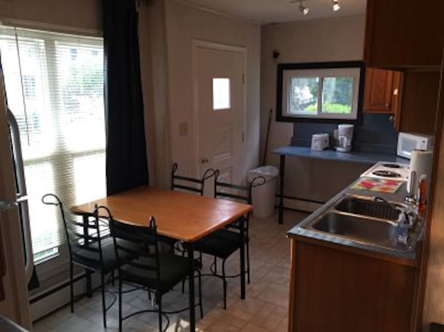 Full eat-in kitchen