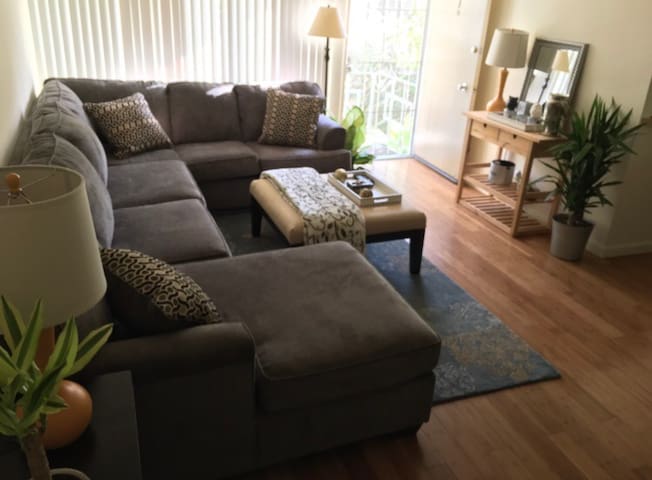 Comfortable Twin Bed wA/C Clean Home Best Location