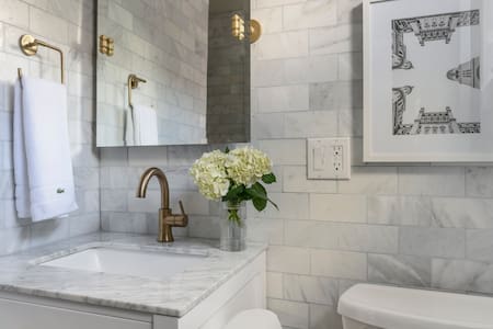Luxury Bi-Level in Heart of Center City