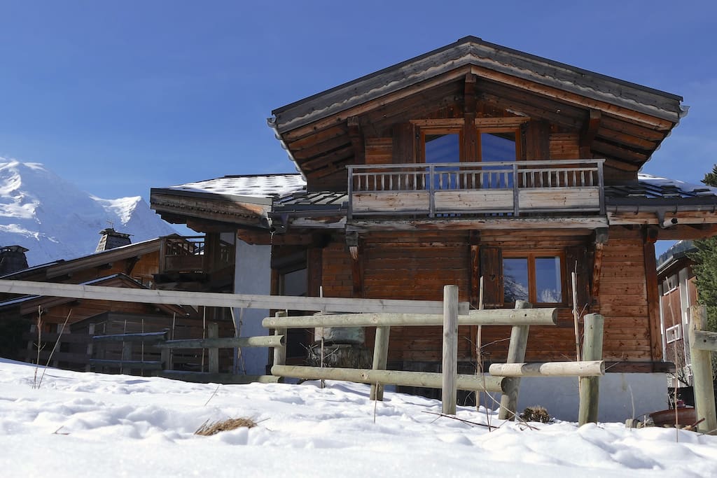 Le Chalet avec le Dome du Gouter à sa gauche.