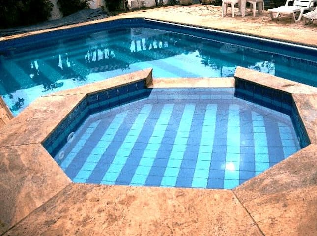 Pousada com piscina, sauna a 50 metros da praia.