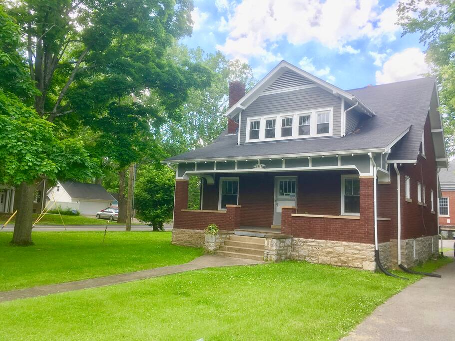 Welcome to The LiKEN House!
Entrance and Driveway - 1815 Nicholasville Rd