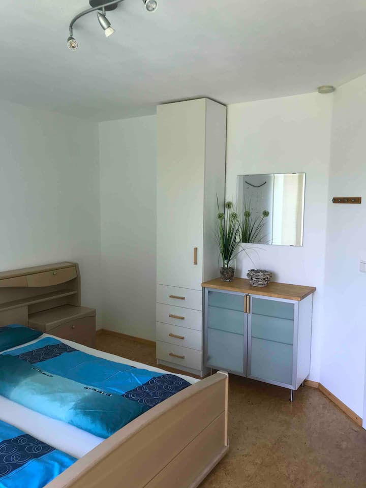 Ოთახი, რომელიც ბაღსა და აუზს გადაჰყურებს