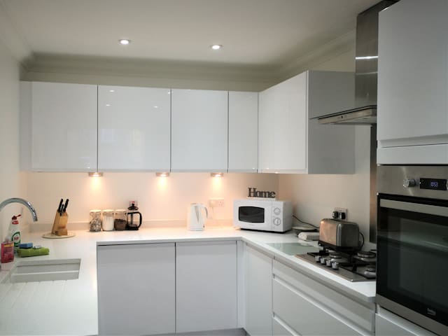 Large Very Central apt – York Place – EH-75871-R