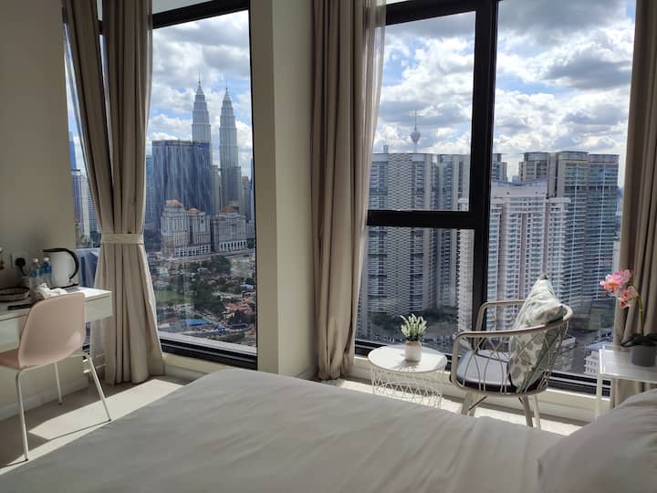 卧室内设有落地窗，可欣赏吉隆坡和吉隆坡城中城双子塔的迷人景色