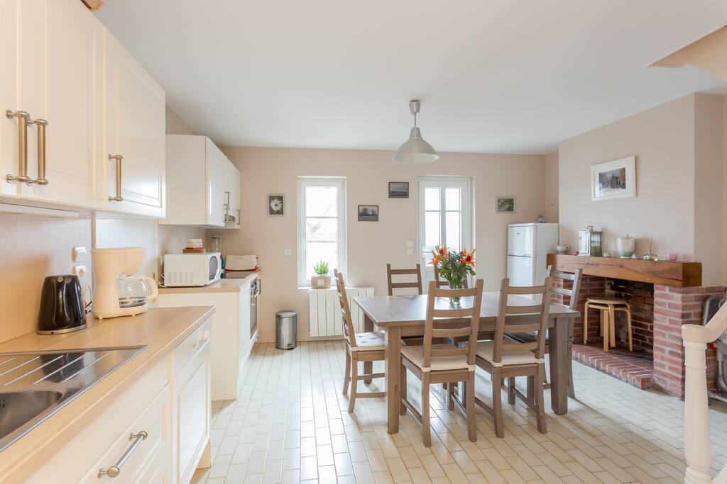 cuisine et salle à manger, cheminée et porte d'entrée