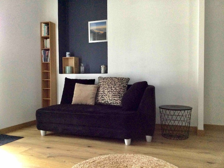 พื้นที่โซฟาพร้อมห้องสมุด: หนังสือบางเล่มมัคคุเทศก์ขนาดเล็กและสถานที่ในท้องถิ่นสำหรับไอเดียในการออกไปเที่ยว