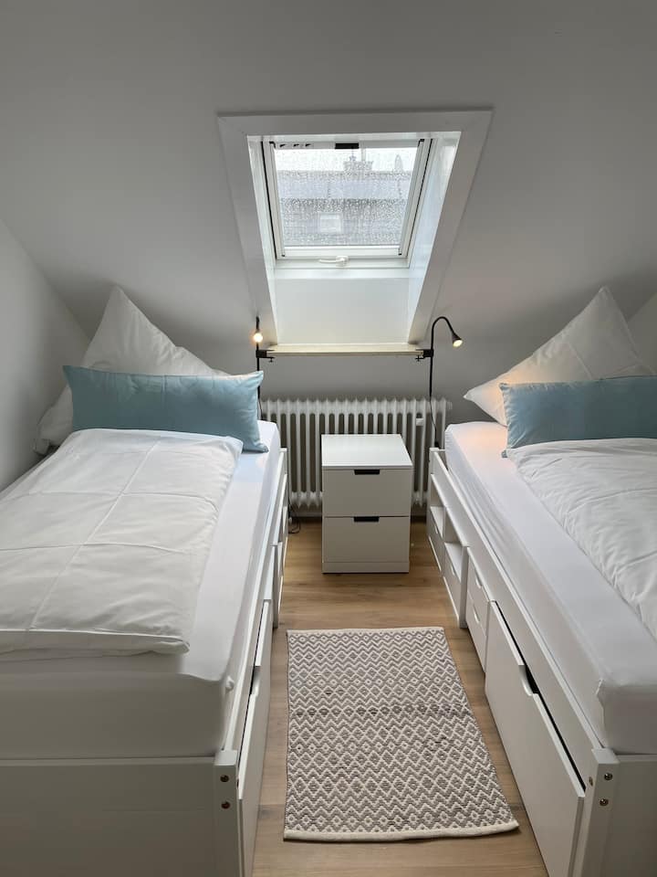 غرفة نوم ثانية بسريرين فرديين