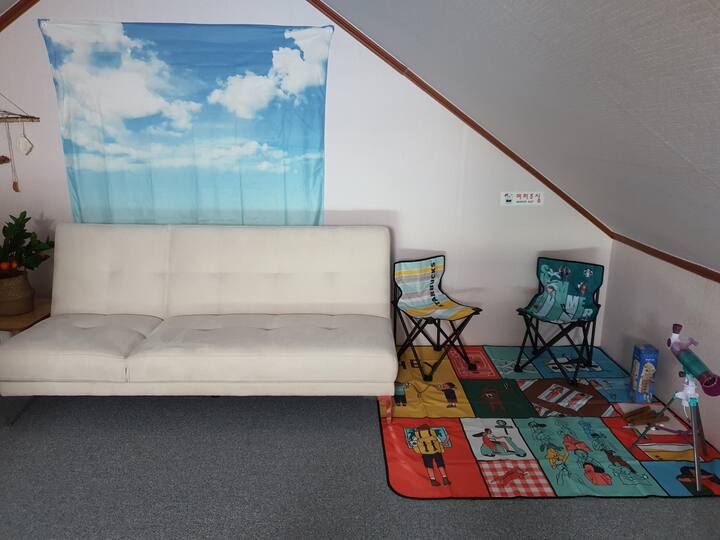 You can also sit on the mat and play board games ~