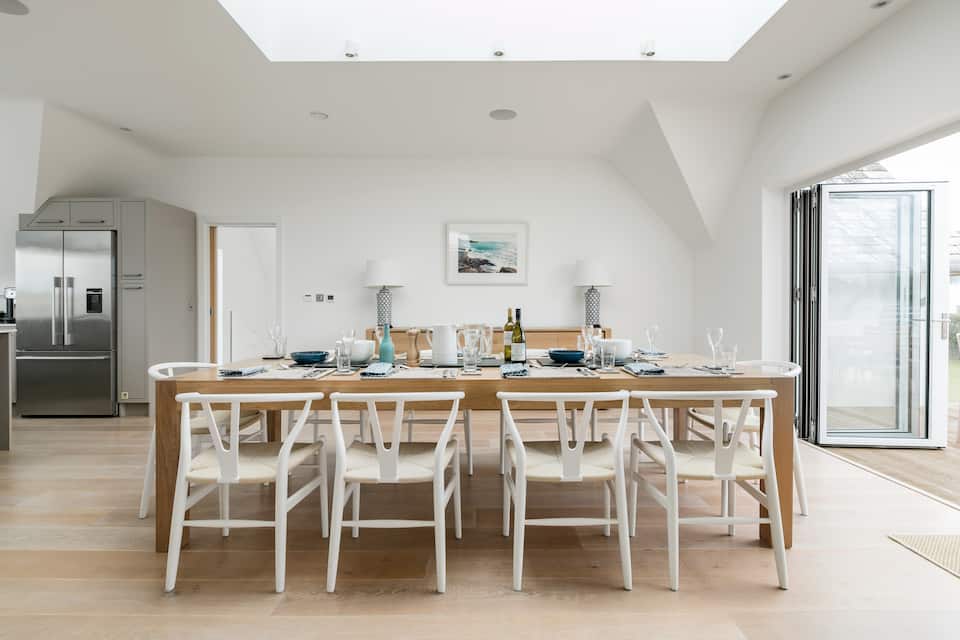 A modern surf house on the Cornish coast, Cornwall, England, United Kingdom, photo 6 of 10