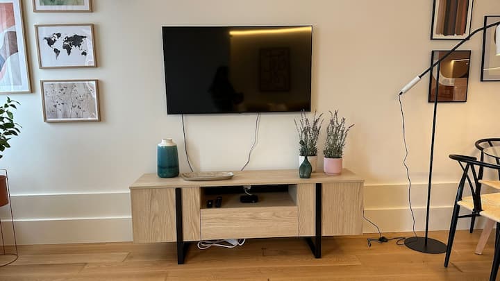 تلفزيون ذكي 102 سم مع إنترنت فائق السرعة
الوصول إلى العديد من القنوات الوطنية والدولية.
Netflix.