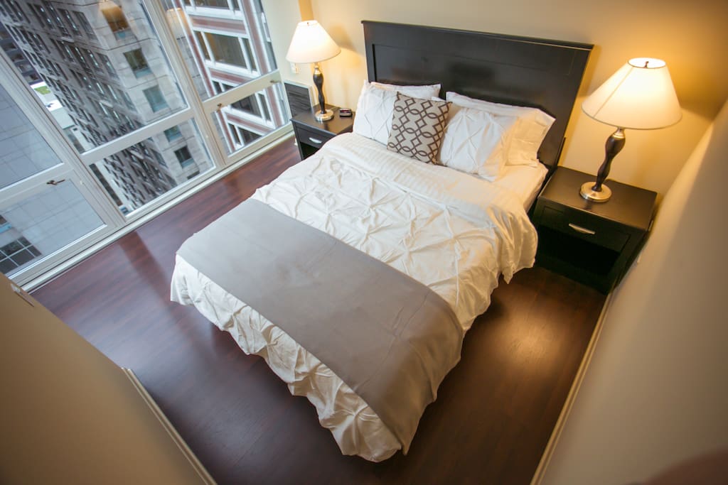 Bedroom with queen bed and ample of bright light! Fresh linen at checkin.