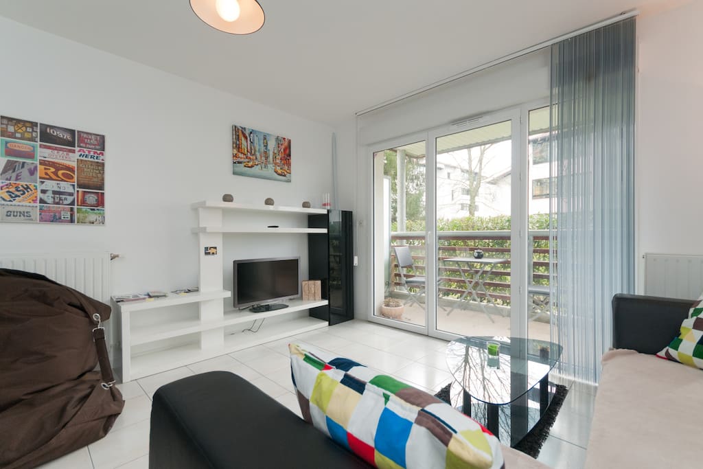 L'appartement dispose d'un agréable salon TV clair et lumineux à partir duquel se fait l'accès à la terrasse privative