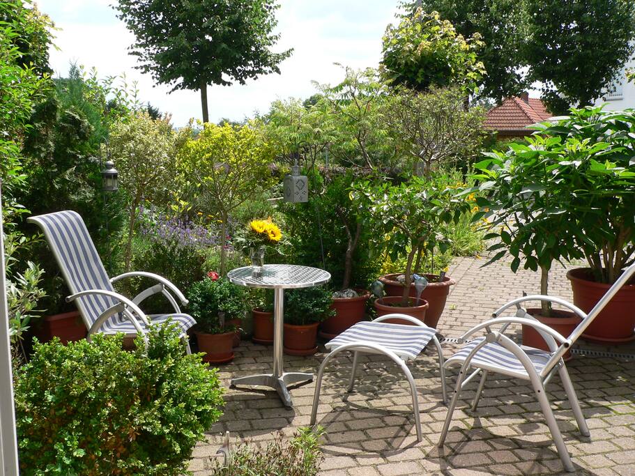Sonnige Terrasse mit eigenen Terrassenmöbeln und Strandkorb