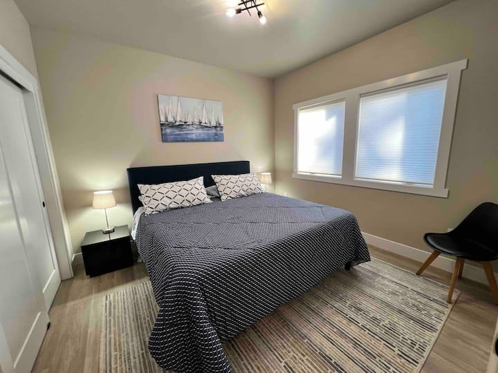 Kitanda cha starehe. Kabati kubwa. Rafu ya mizigo inayoweza kubebeka.
Tenga sehemu ya kupasha joto/kupoza kwa kutumia rimoti.